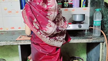 La cuñada desi se veía bien en sari, luego la cuñada le dio