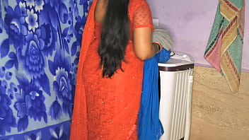 Indische heiße Stiefmutter wurde beim Wäschewaschen mit klarem Hindi-Audio gefickt