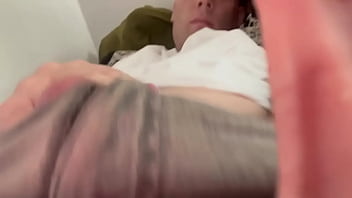 A estrela do YouTube McHenry Cruiser se masturba e tem um Milf maduro lambendo seu esperma