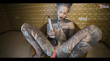 giovane donna tatuata che prova FUCK MACHINE con il suo ANALE - gapes, orgasmo, anale (goth, punk, alt porn) ZF059