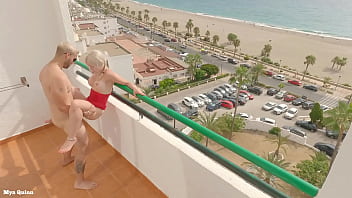 Sex auf dem Balkon mit Blick auf den Strand – Blowjob im Freien, Sperma auf die Titten
