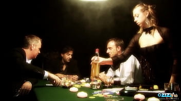 Die ungezogene Brünette wird bei einem Vierer an einem Pokertisch doppelt penetriert