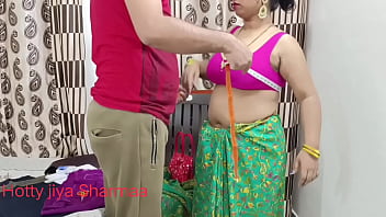 Indian Bhabhi séduit le tailleur de dames pour baiser avec l'audio hindi