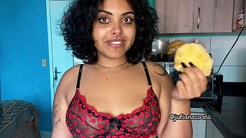 Molliger Arschfick auf allen Vieren Juliana Coxta wird geschlagen und sitzt im Motel-Vlog-Bastard und schneidet Ananas