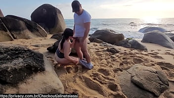 Sexo nas pedras da praia, turista safado gozou duas vezes , chupei e  safado comeu meu cu em público na frente do corno que filmou tudo