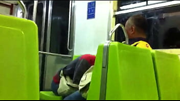 Mamando en el metro