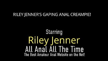 Loira Riley Jenner fica muito creme dentro de sua bunda!