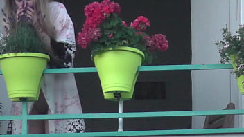 Blonde heiße Nachbarin zeigt versehentlich ihre Muschi auf dem Balkon