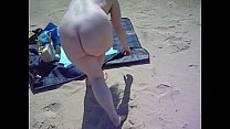 il nudista viene girato sulla spiaggia