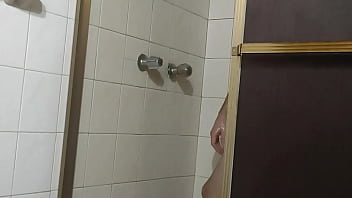 Masturbando mientras tomo un baño