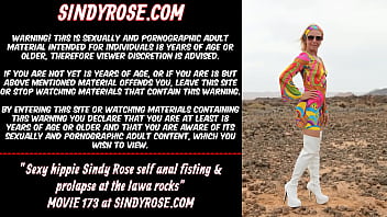 Сексуальная хиппи Синди Роуз занимается анальным фистингом и пролапсом на скалах