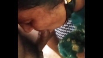 La femme de chambre tamoule sridevi s'est fait baiser la bouche