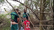森の中でサッカーをした後のフディン - PRODUÇãO MALDONATTO