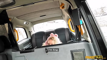 Fake Taxi - das schöne, erstaunliche, perfekte Luder Geishakyd wird auf den Rücksitzen in ihren unglaublich engen Körper gefickt