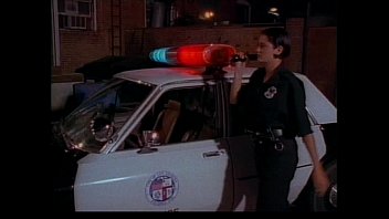Sexy Polizistenschlampe mit schmutzigen Füßen stöhnt und stöhnt, während sie von einem harten Ficker gespannt wird
