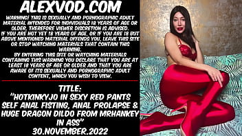 Hotkinkyjo в сексуальных красных штанах, самостоятельный анальный фистинг, анальный пролапс и огромный дилдо-дракон от mrhankey в заднице