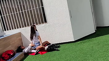Giovani scolari fanno sesso sulla terrazza della scuola e vengono ripresi da una telecamera di sicurezza.
