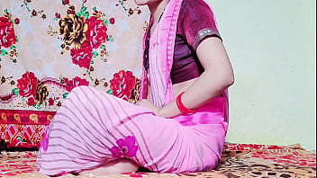 Desi belle-sœur portant un sari a bien habillé votre amie