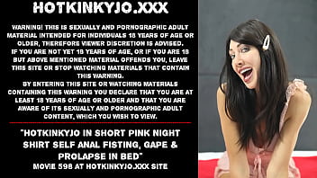 Hotkinkyjo en camisón rosa corto auto fisting anal, boquiabierto y prolapso en la cama