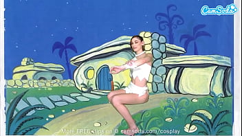 Jolie jeune femme cosplay comme Wilma Flintstone se masturbe et suce une énorme bite