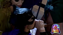 Katwoman Jennifer Dark espreita em uma jaula de prisão 3way