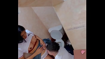 Des étudiants surpris en train de baiser fort dans les toilettes de l'école et il éjacule dans sa bouche (INCREDIBLE AMATEUR VIDEO)