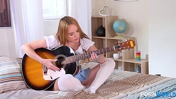飽くことのない若い女性カイサ・ノールはハードなマンコでギターの練習から気が散る