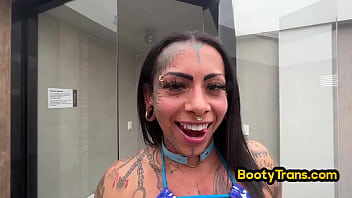Bootylicious tatoué transsexuelle enculée en levrette par des hommes