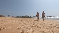 Свободно гуляю обнаженной и развлекаюсь на общественном нудистском пляже