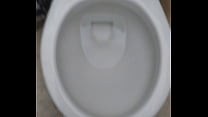 大学のトイレで放尿