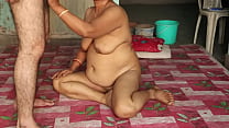 Индийская зрелая дама дези жестко трахается и стонет