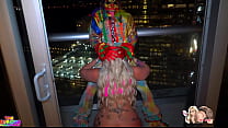 Garota branca de bumbum grande chupa palhaço da BBC em pátio alto durante festa de NYE