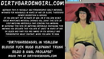 Dirtygardengirl en blusa amarilla folla enorme consolador de trompa de elefante y prolapso anal