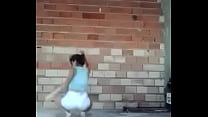 Chica joven bailando funk sensual