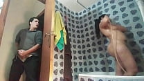 Espiando e transando com minha meia-irmã gostosa no chuveiro (compilação)