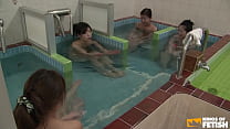 Gatas japonesas tomam banho e são tocadas por um pervertido