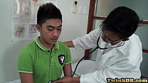 Un médecin gay séduit une patiente asiatique nympho dans une salle médicale