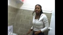 Algumas garotas negras do gueto fazendo xixi no banheiro