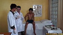 Un médecin gay asiatique bâillonné séduit une patiente minet nympho