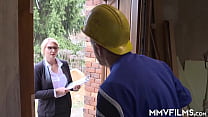 Sexy blonde babe gets facialized by a worker