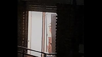 Eine vollbusige Nachbarin durch das Fenster ausspionieren