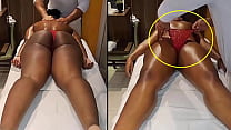 La caméra le thérapeute enlevant la culotte du client pendant le service - Massage tantrique - REAL VIDEO