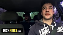 Der heiße Fahrer Jonas Matt willigt ein, Chiwi Black mitzunehmen, wenn er ihm sein Arschloch gibt - Dick Rides