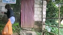 Philippine baise dans les toilettes publiques au bord de la rivière