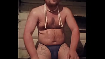 Der russische Schwule bereitete seinen Arsch zum Ficken vor und zog sogar einen neuen Tanga und Perlen an, aber sein Liebhaber kam nicht. Also beschloss er, ein Video für ihn aufzunehmen)))