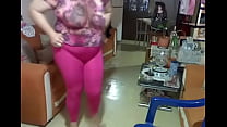 Gordinha dançando na frente da webcam