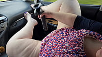 車の中で公共の場で自慰行為をしている巨乳のセクシーな大きなお尻の足の熟女ママ（太い白人の女の子の自慰行為）SSBBW