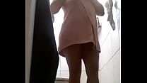 Cuckolds Frau zeigt ihren heißen Körper im Badezimmer
