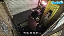 Cámara de seguridad atrapa a una pequeña asiática dando una gran mamada de polla