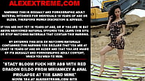 Стейси Блум трахает свою задницу красным дилдо дракона от mrhankey и анальным пролапсом в песчаной шахте